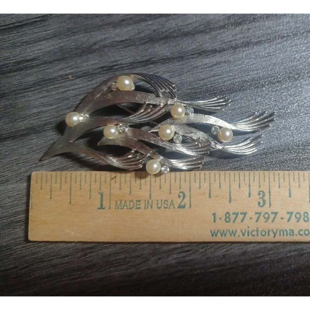 Vitage Crown Trifari C Silver Tone seaweed brooch Pin pearls & rhinestones